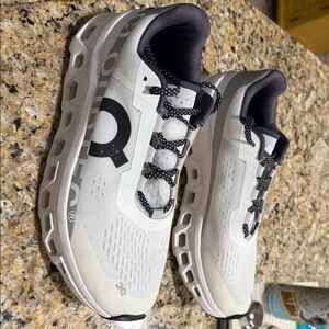 On Cloud women’s running shoe Sz 10